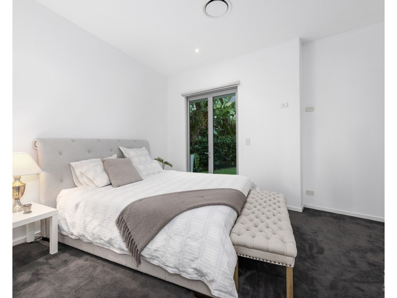 12 Regents Court, Sovereign Islands QLD 4216