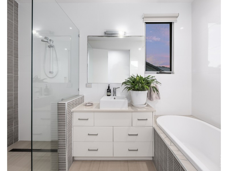 12 Regents Court, Sovereign Islands QLD 4216