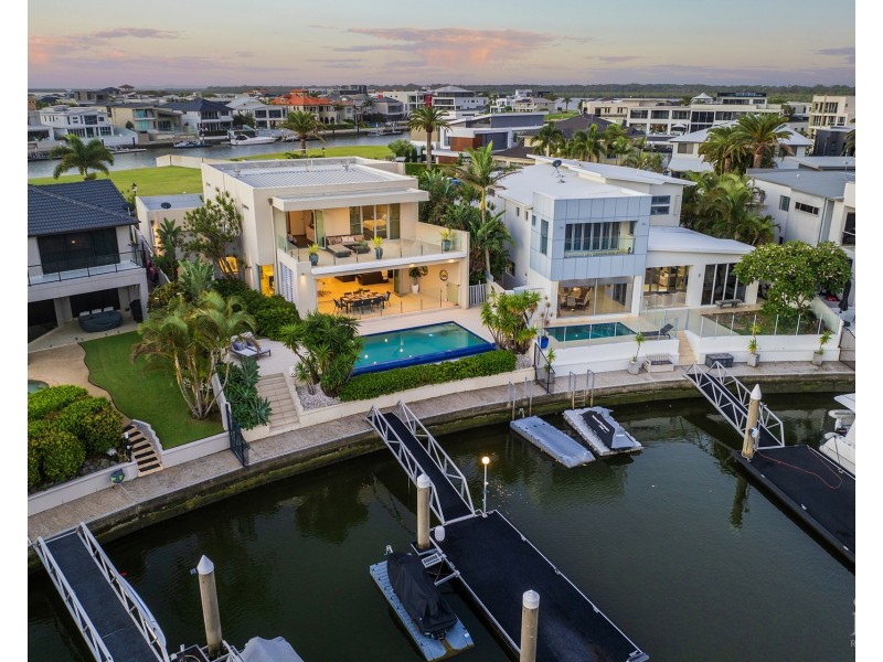 12 Regents Court, Sovereign Islands QLD 4216