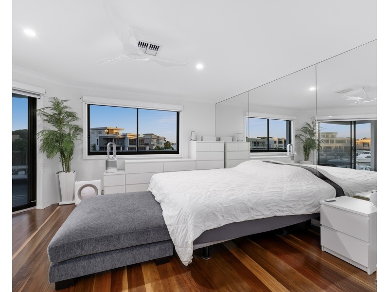 34 Knightsbridge Parade West, Sovereign Islands QLD 4216