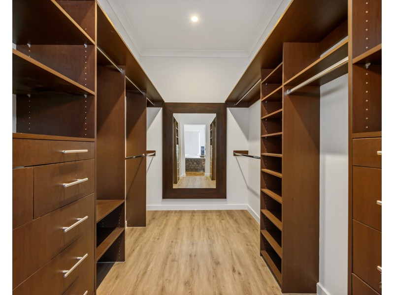 34 Knightsbridge Parade West, Sovereign Islands QLD 4216