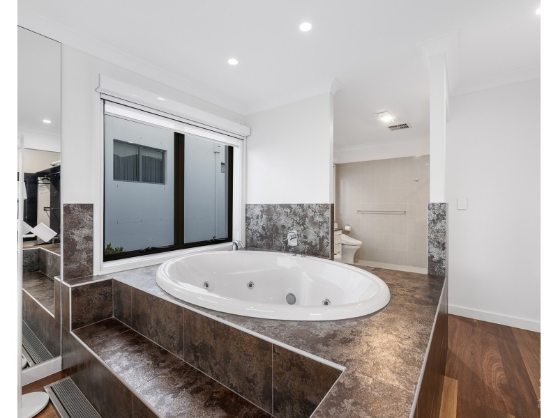 34 Knightsbridge Parade West, Sovereign Islands QLD 4216