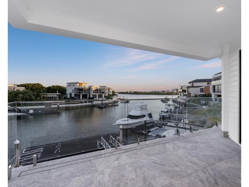 34 Knightsbridge Parade West, Sovereign Islands QLD 4216