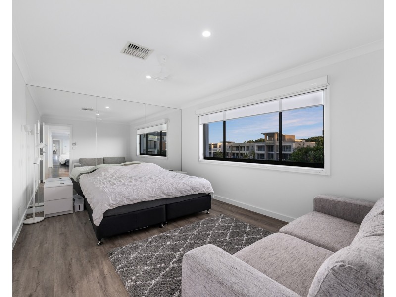 34 Knightsbridge Parade West, Sovereign Islands QLD 4216