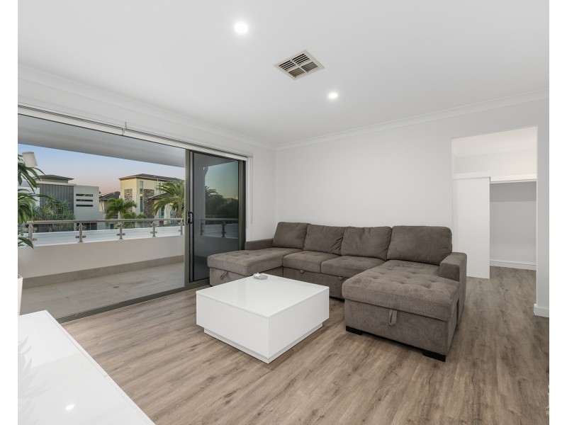 34 Knightsbridge Parade West, Sovereign Islands QLD 4216