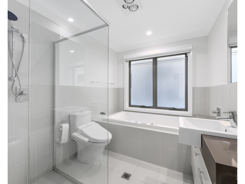 34 Knightsbridge Parade West, Sovereign Islands QLD 4216