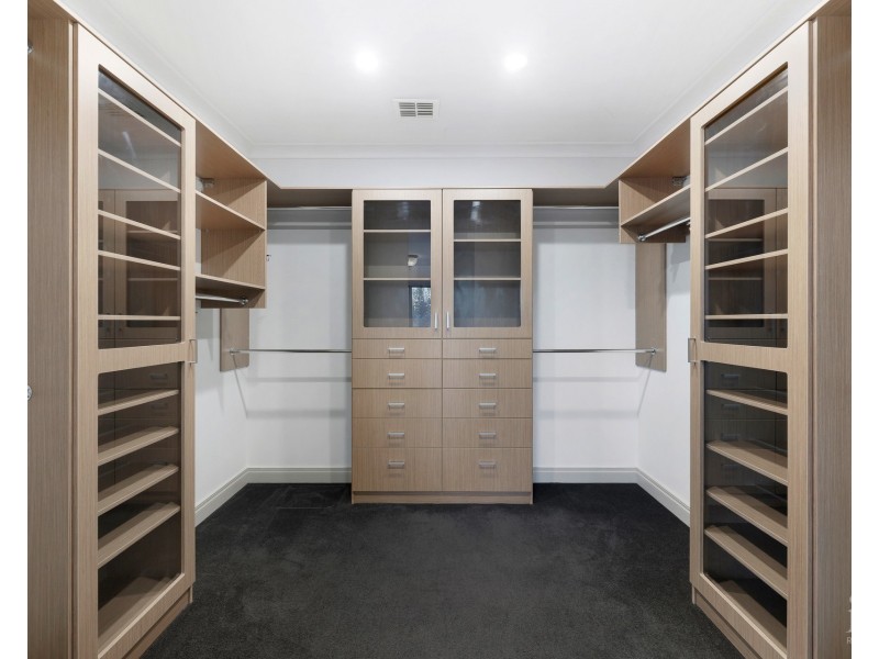 2204 Taromeo Court, Hope Island QLD 4212