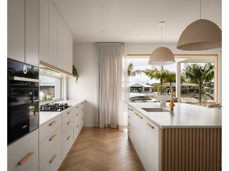 5 Paterson Place, Paradise Point QLD 4216