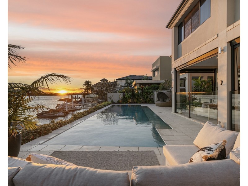 12 Queen Anne Court, Sovereign Islands QLD 4216