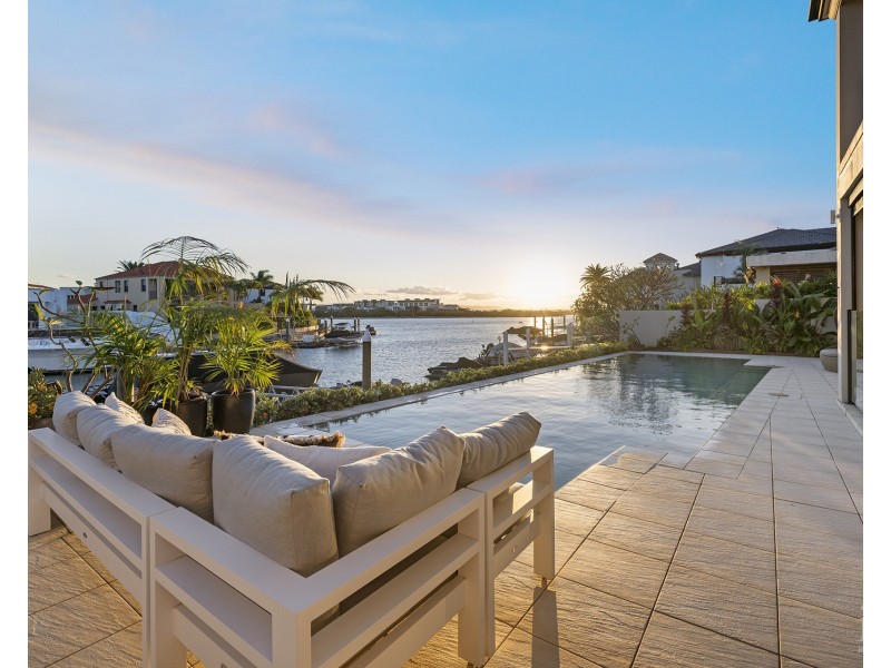 12 Queen Anne Court, Sovereign Islands QLD 4216