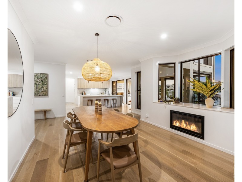 12 Queen Anne Court, Sovereign Islands QLD 4216