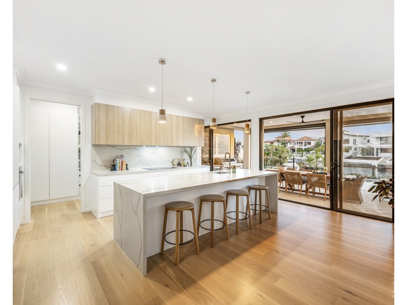 12 Queen Anne Court, Sovereign Islands QLD 4216