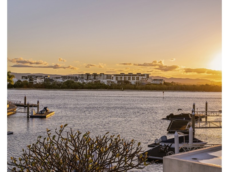 12 Queen Anne Court, Sovereign Islands QLD 4216