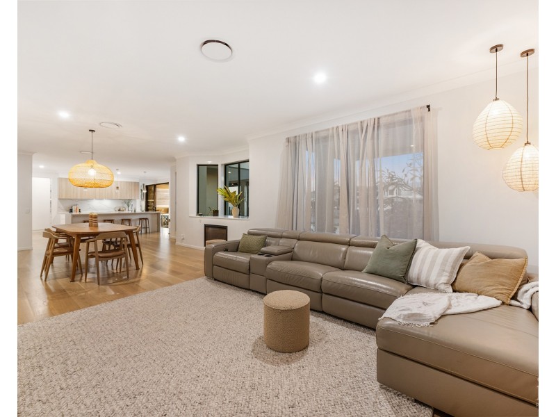 12 Queen Anne Court, Sovereign Islands QLD 4216