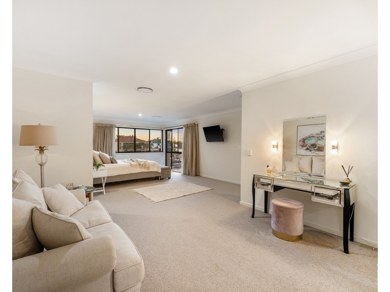 12 Queen Anne Court, Sovereign Islands QLD 4216