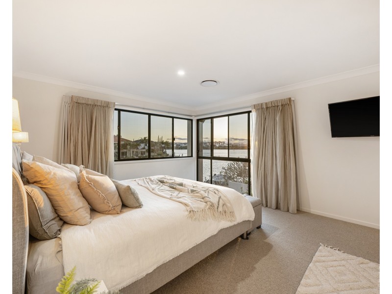 12 Queen Anne Court, Sovereign Islands QLD 4216