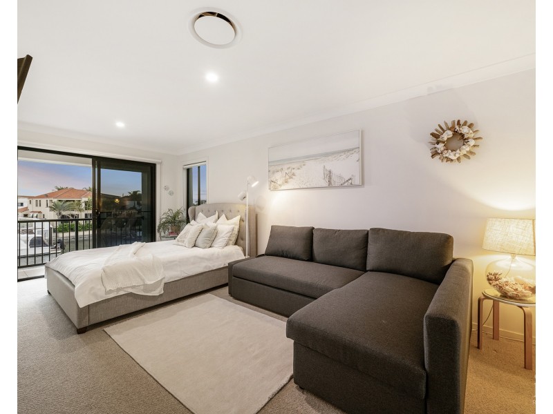 12 Queen Anne Court, Sovereign Islands QLD 4216