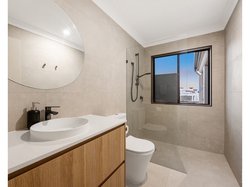 12 Queen Anne Court, Sovereign Islands QLD 4216