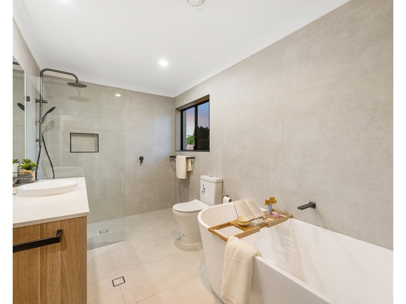 12 Queen Anne Court, Sovereign Islands QLD 4216