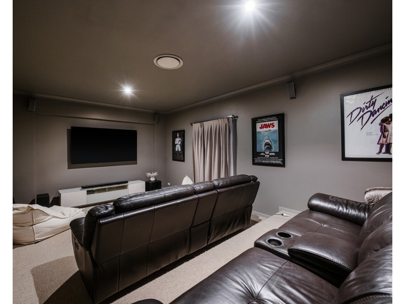 12 Queen Anne Court, Sovereign Islands QLD 4216