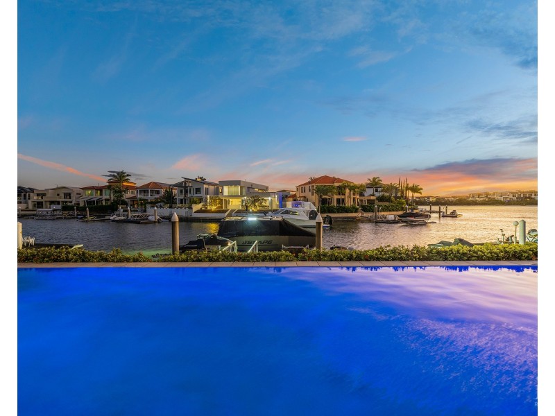 12 Queen Anne Court, Sovereign Islands QLD 4216