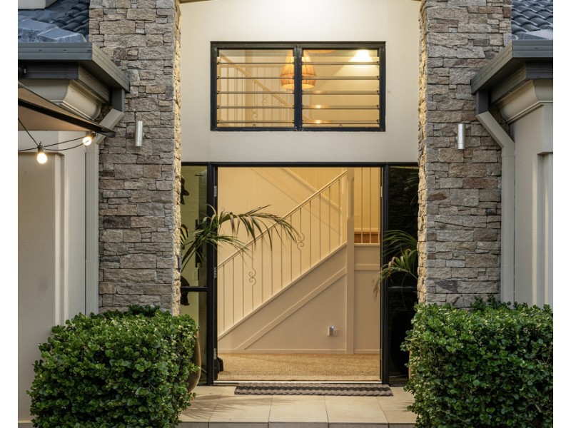 12 Queen Anne Court, Sovereign Islands QLD 4216