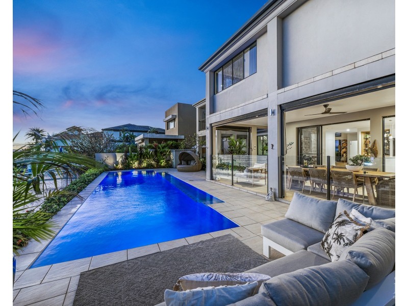 12 Queen Anne Court, Sovereign Islands QLD 4216