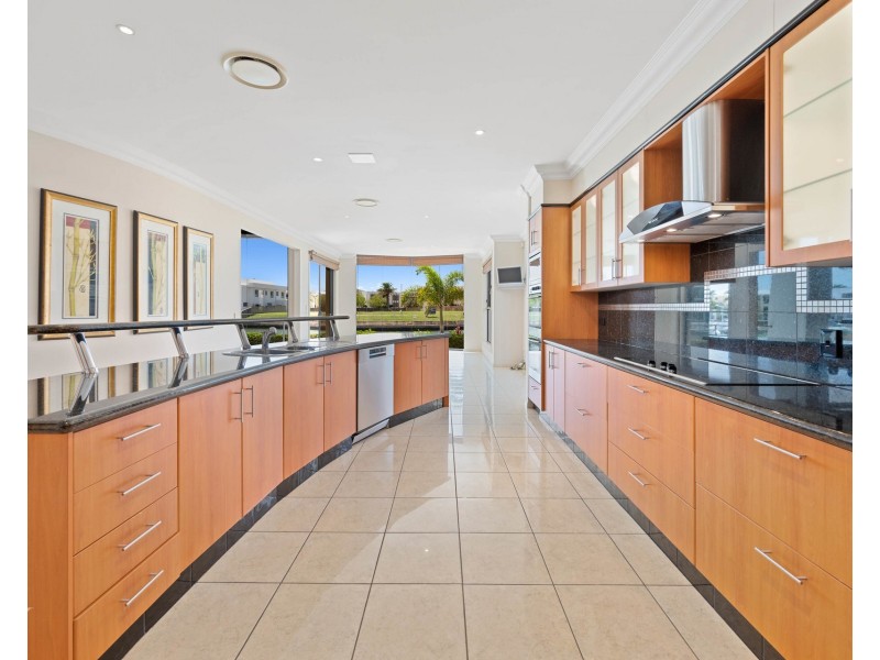 53 Royal Albert Crescent, Sovereign Islands QLD 4216