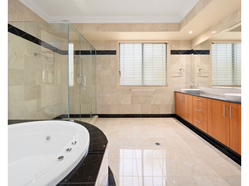 53 Royal Albert Crescent, Sovereign Islands QLD 4216