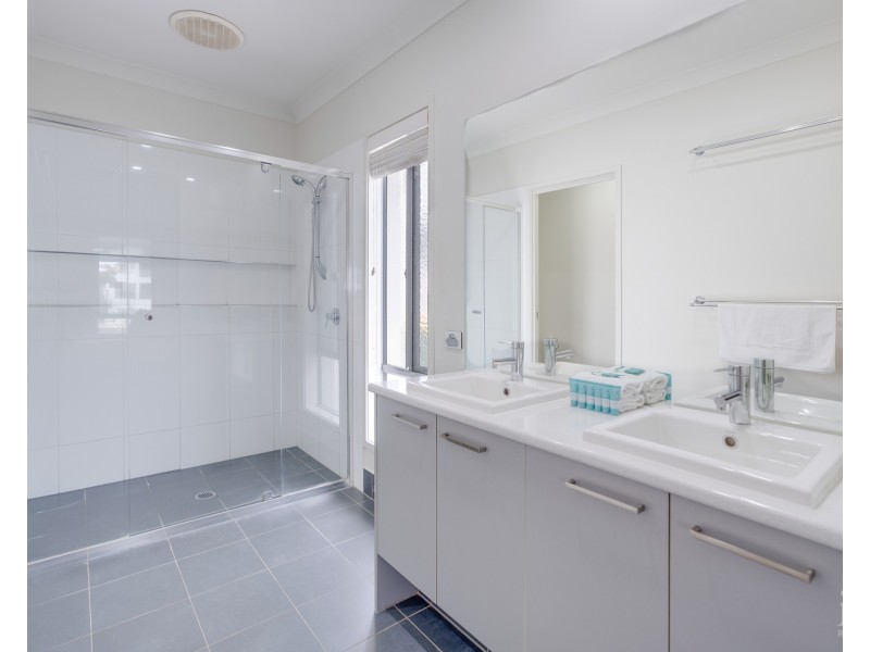 21 Harbourvue Court, Helensvale QLD 4212