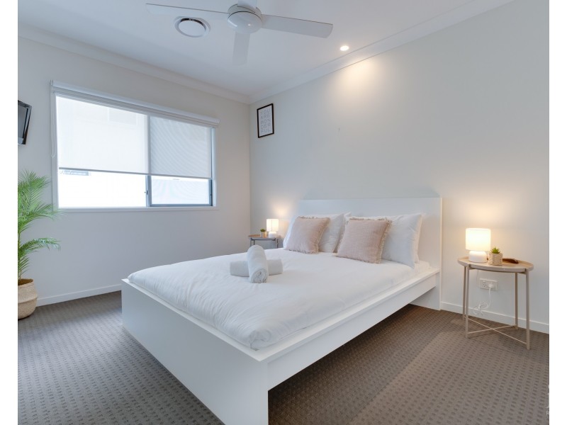 21 Harbourvue Court, Helensvale QLD 4212