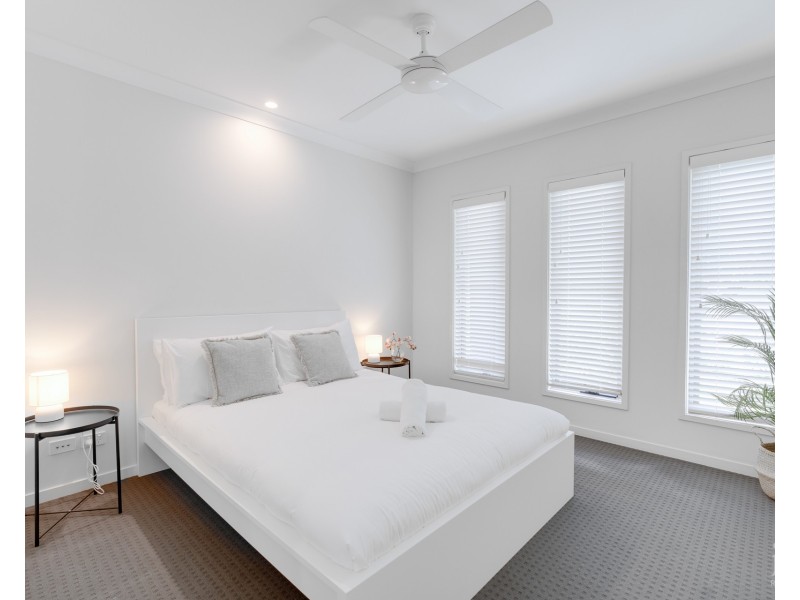 21 Harbourvue Court, Helensvale QLD 4212