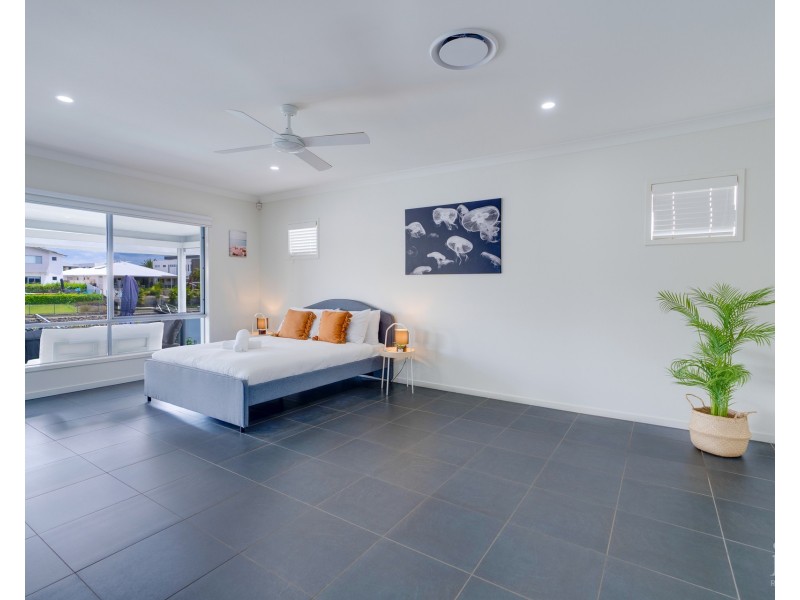 21 Harbourvue Court, Helensvale QLD 4212