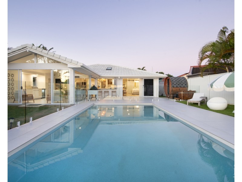 8 Hume Parade, Paradise Point QLD 4216