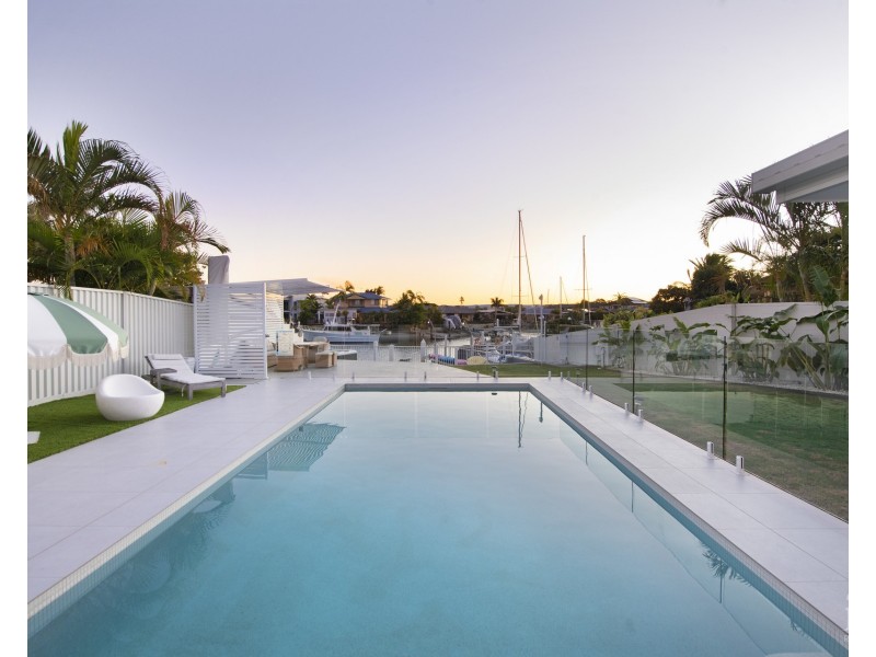 8 Hume Parade, Paradise Point QLD 4216