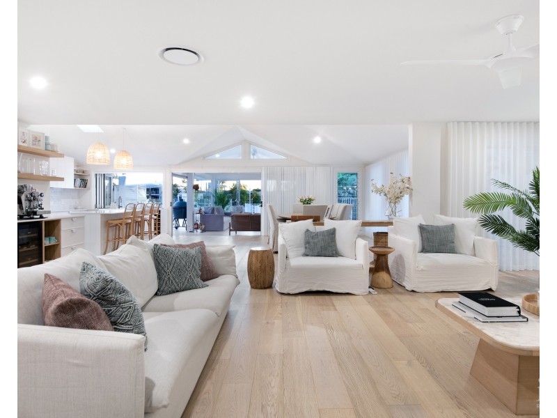 8 Hume Parade, Paradise Point QLD 4216