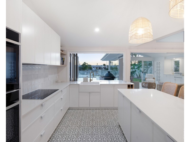 8 Hume Parade, Paradise Point QLD 4216