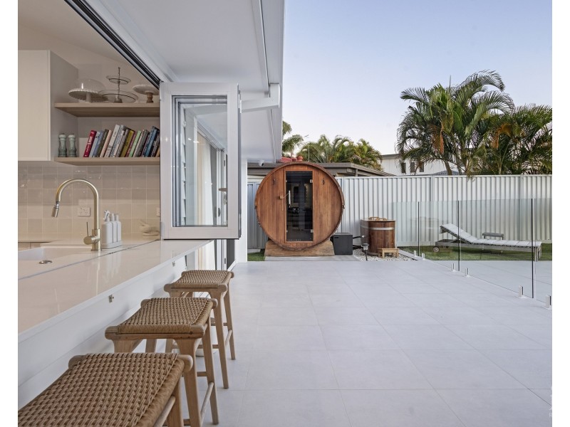 8 Hume Parade, Paradise Point QLD 4216