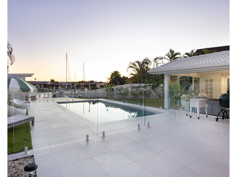 8 Hume Parade, Paradise Point QLD 4216