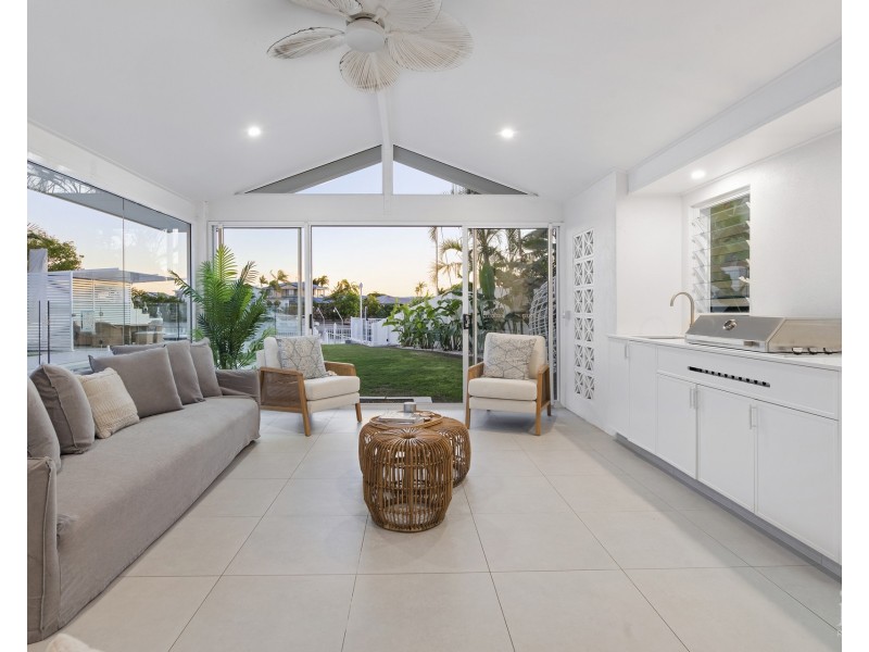 8 Hume Parade, Paradise Point QLD 4216
