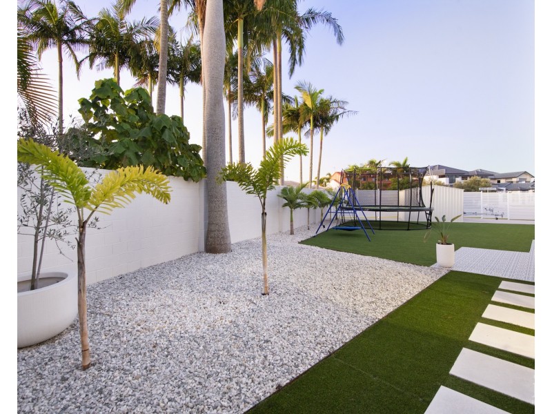 8 Hume Parade, Paradise Point QLD 4216