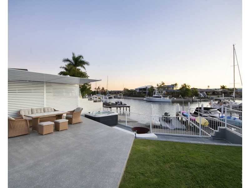 8 Hume Parade, Paradise Point QLD 4216