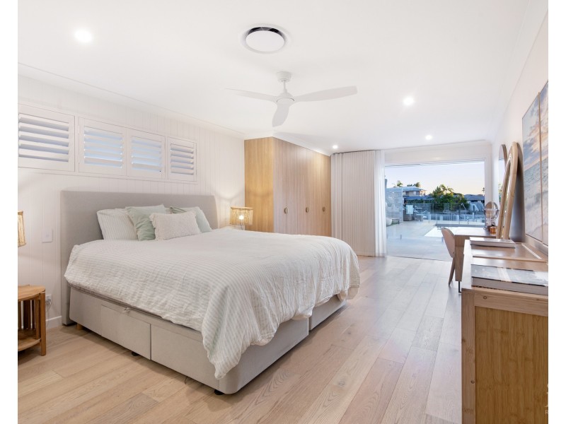 8 Hume Parade, Paradise Point QLD 4216