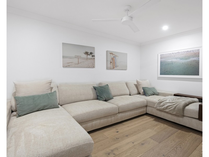 8 Hume Parade, Paradise Point QLD 4216