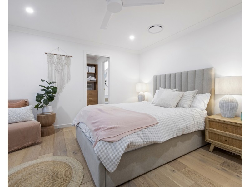8 Hume Parade, Paradise Point QLD 4216