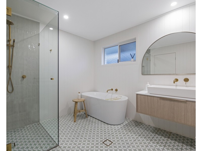 8 Hume Parade, Paradise Point QLD 4216