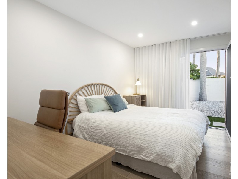 8 Hume Parade, Paradise Point QLD 4216