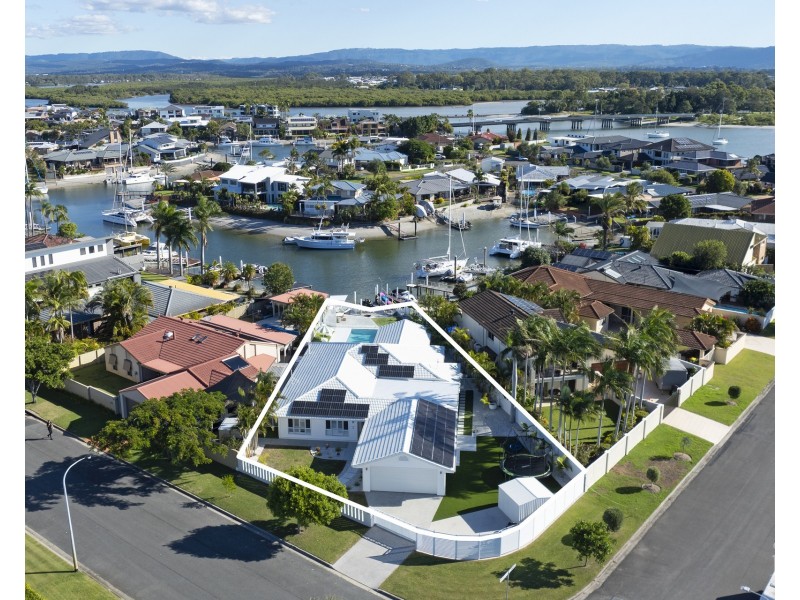 8 Hume Parade, Paradise Point QLD 4216
