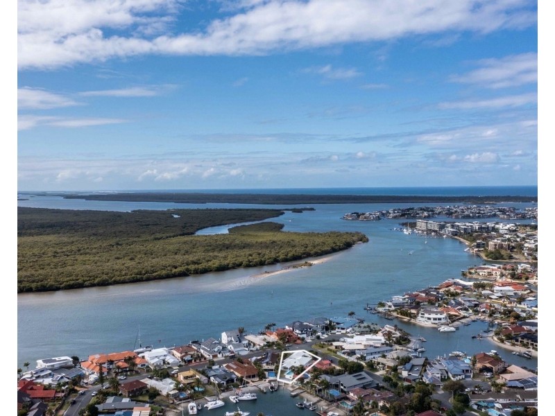 8 Hume Parade, Paradise Point QLD 4216