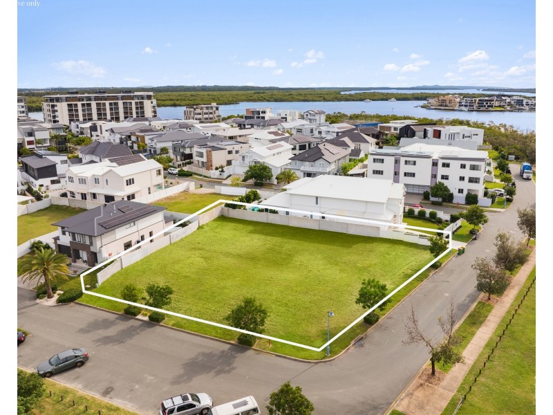 8 Oceania Way, Paradise Point QLD 4216